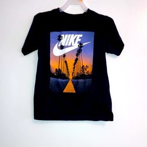 Nike 🧡💜Boys Crew Neck Graphic Tee Short Sleeve Shirt Size Small